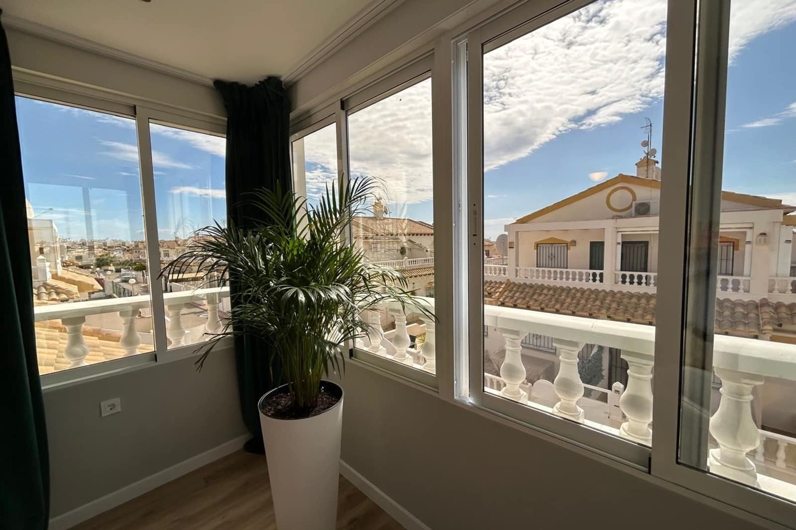 3 makuuhuone Omakotitalo myytävänä paikassa La Florida mukana uima-altaan - 288 000 € (Ref: 9428788)