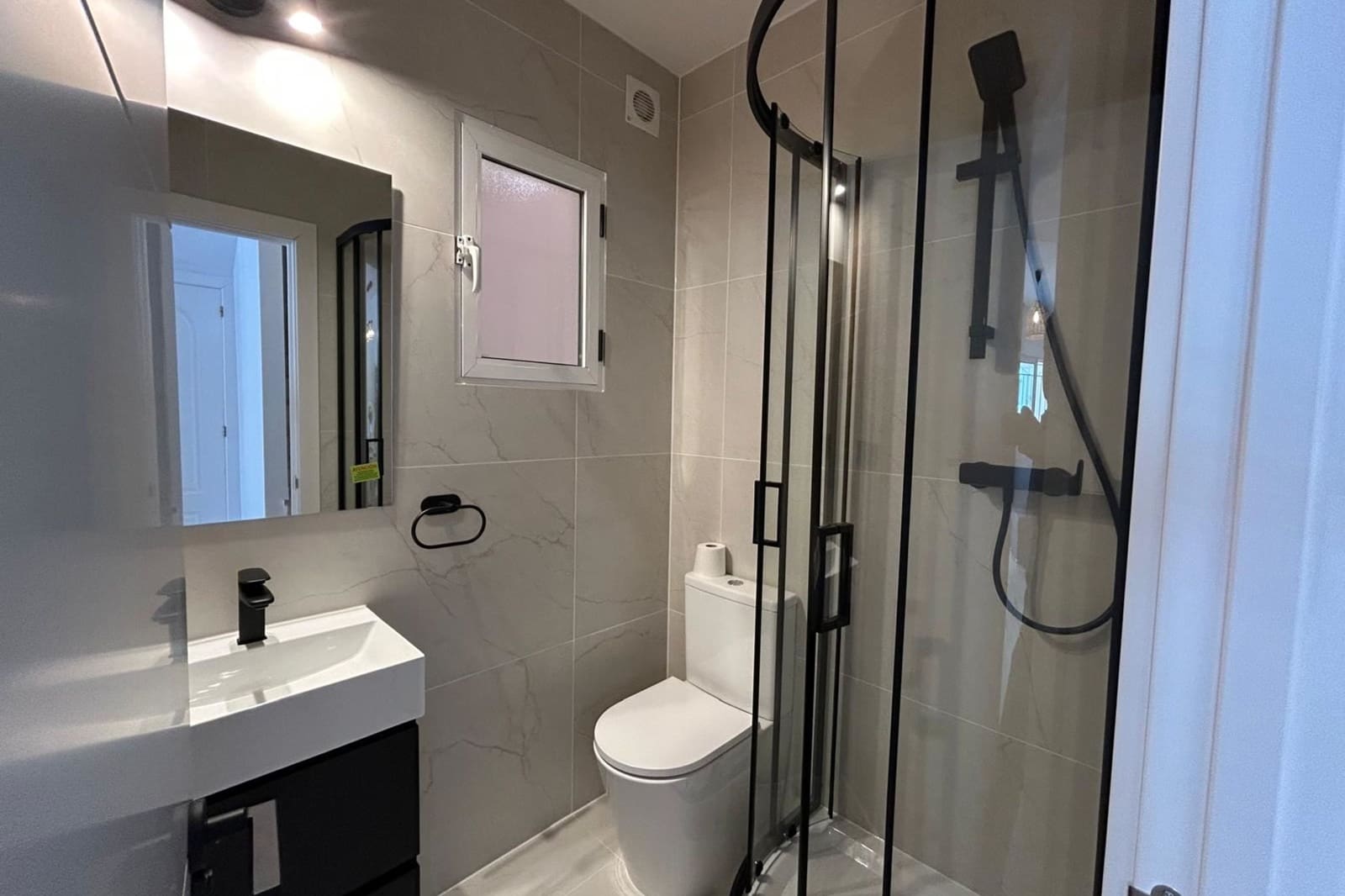 3 makuuhuone Omakotitalo myytävänä paikassa La Florida mukana uima-altaan - 288 000 € (Ref: 9428788)