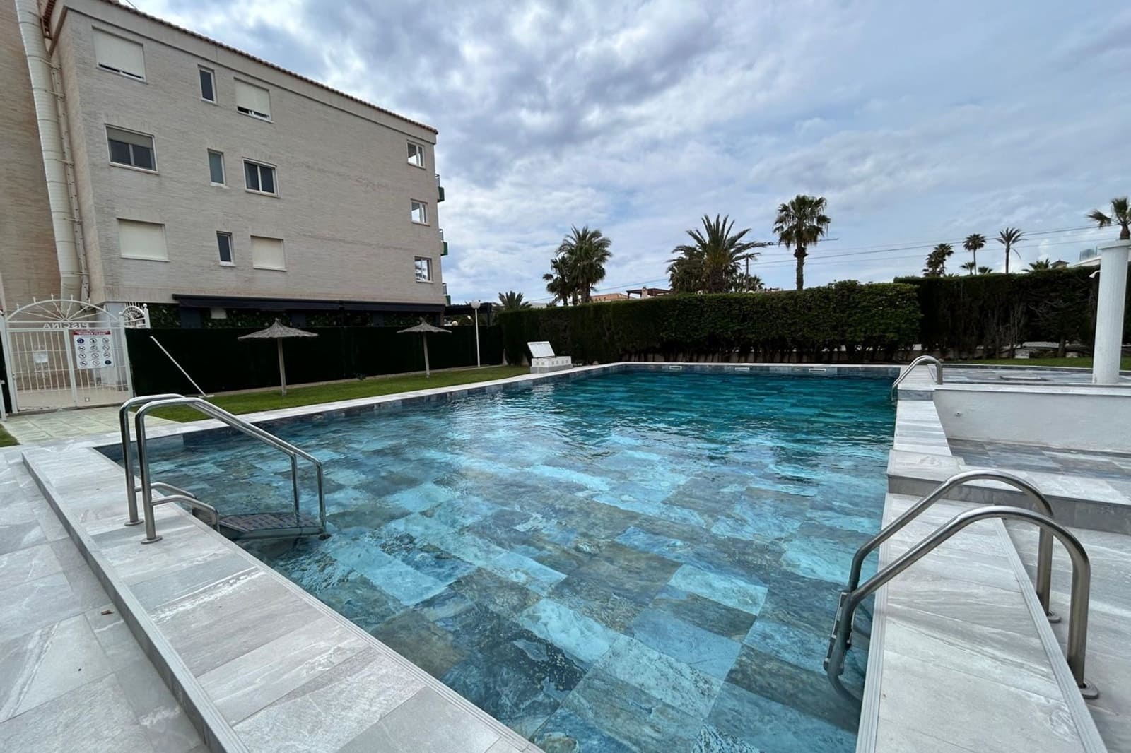 3 sovrum Lägenhet till salu i Playa Flamenca med pool - 340 000 € (Ref: 9438575)