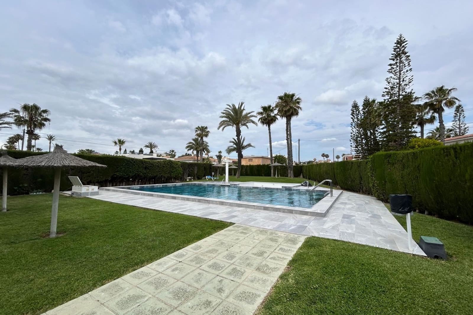 3 sovrum Lägenhet till salu i Playa Flamenca med pool - 340 000 € (Ref: 9438575)