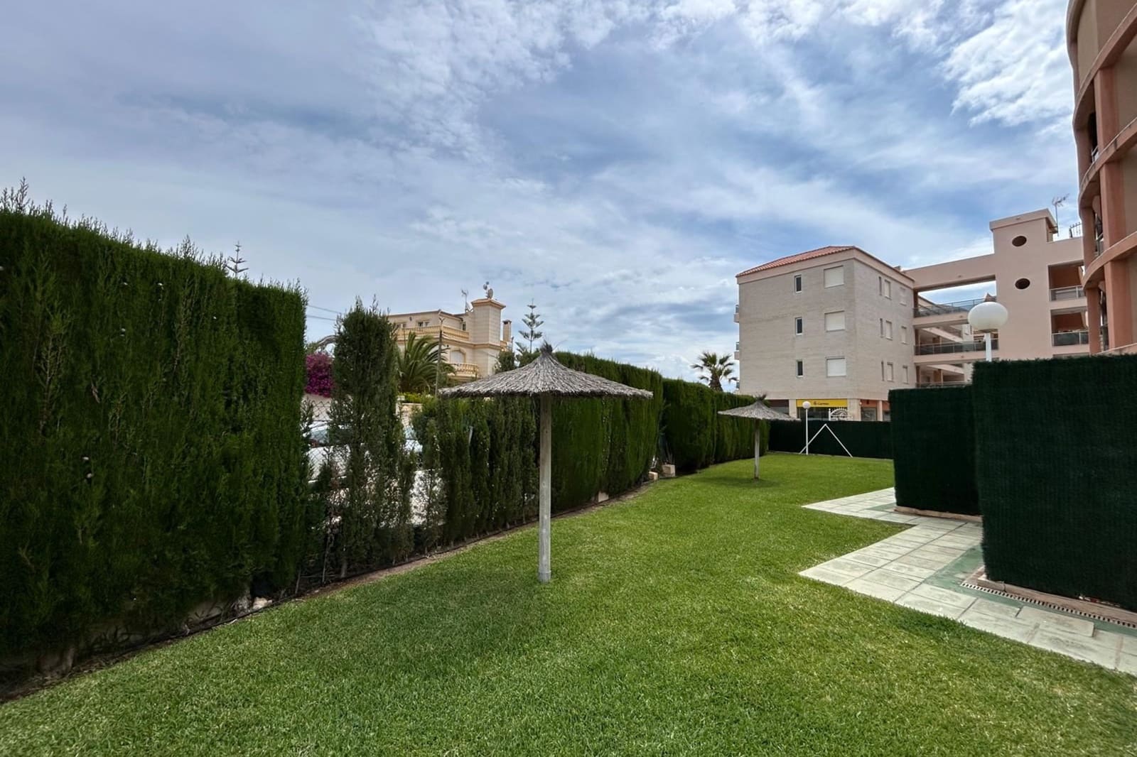 3 sovrum Lägenhet till salu i Playa Flamenca med pool - 340 000 € (Ref: 9438575)