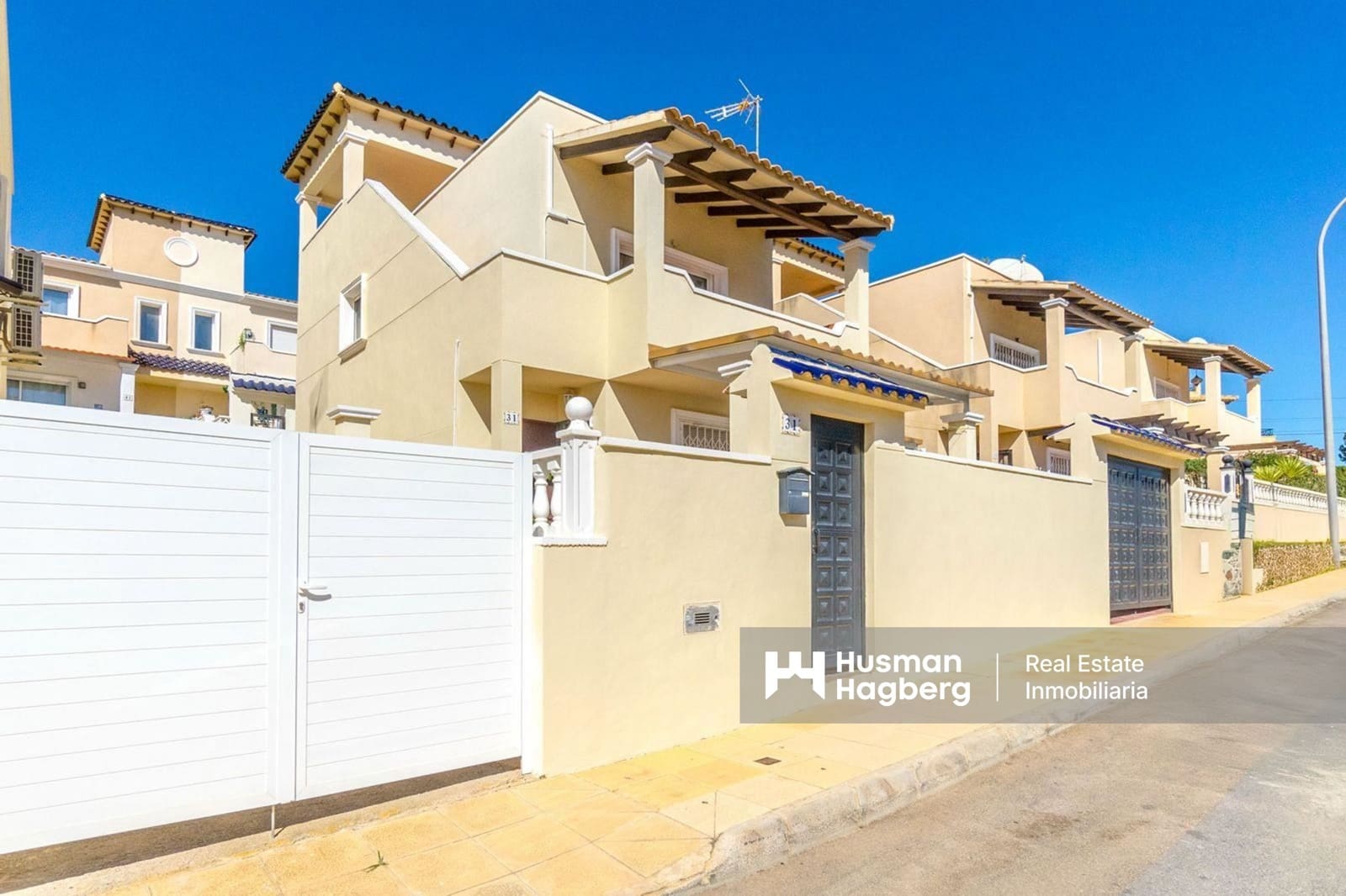 3 bedroom Villa for sale in Villamartin with pool - € 345,000 (Ref: 9438579)