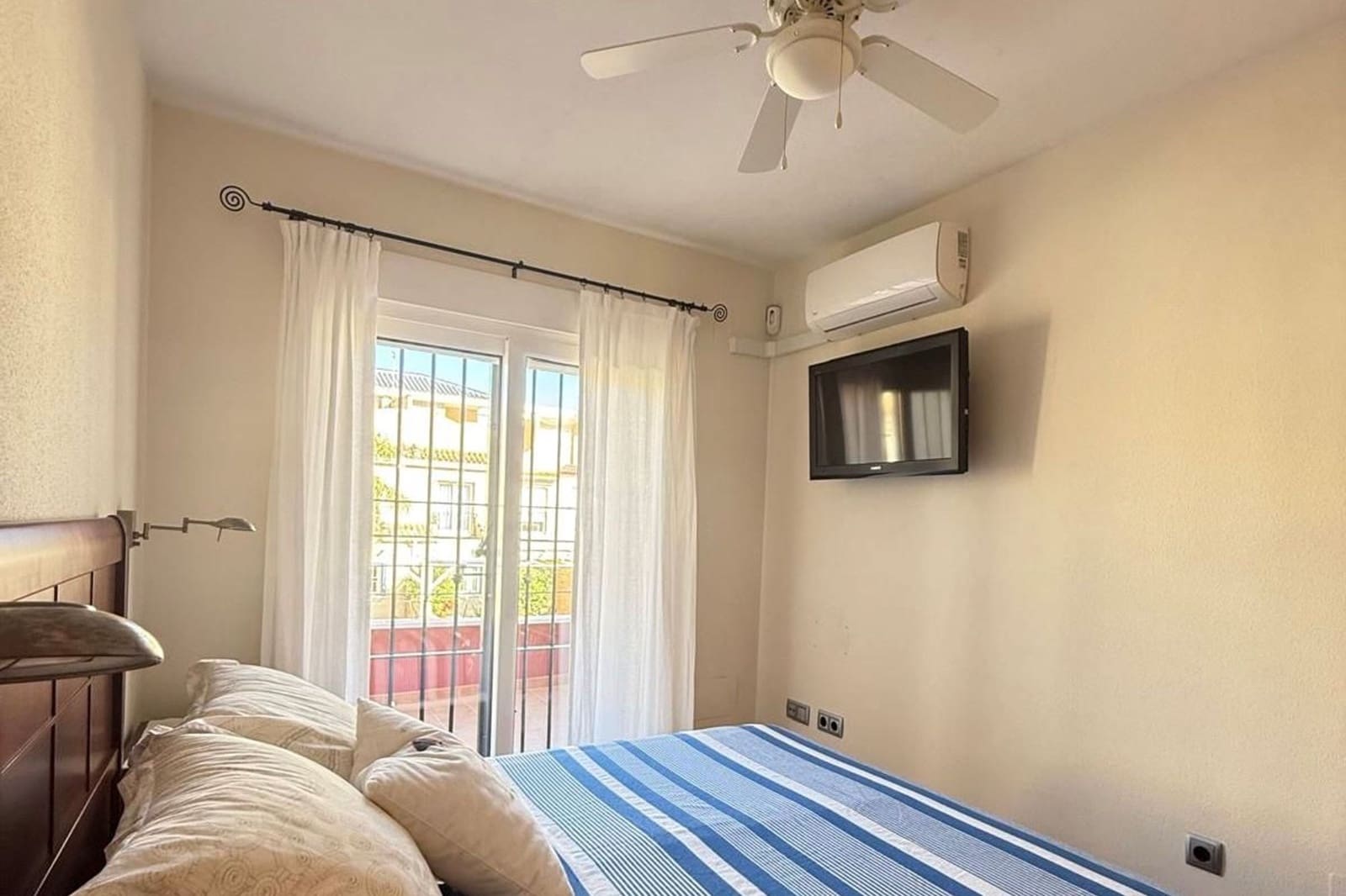 Casa de 4 habitaciones en Pilar de la Horadada en venta - 450.000 € (Ref: 9492748)