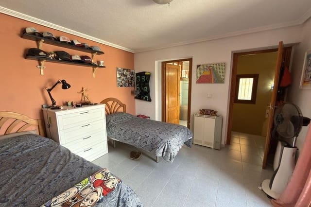 Casa de 3 habitaciones en La Zenia, Orihuela en venta con piscina - 650.000 € (Ref: 9535127)