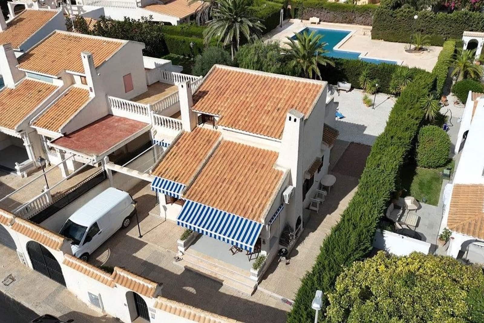 Casa de 3 habitaciones en La Zenia en venta con piscina - 650.000 € (Ref: 9535127)