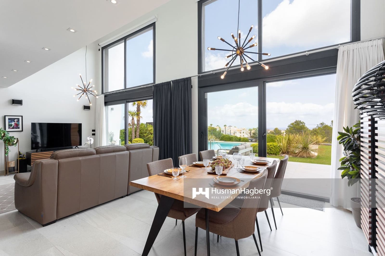 5 soveværelse Villa til salg i Villamartin med swimmingpool - € 1.295.000 (Ref: 9642958)