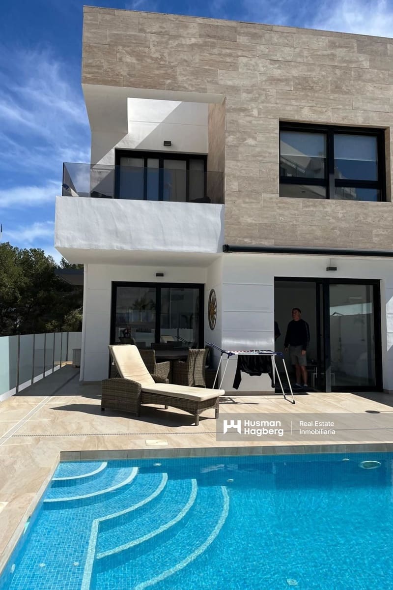 Chalet de 3 habitaciones en Villamartin en venta con piscina - 475.000 € (Ref: 9759406)