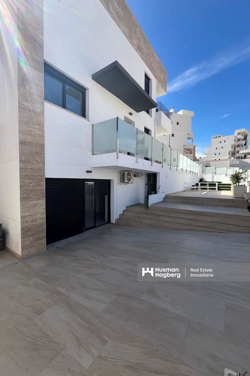 Chalet de 3 habitaciones en Villamartin en venta con piscina - 475.000 € (Ref: 9759406)