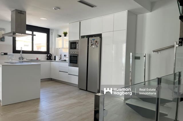 Chalet de 3 habitaciones en Villamartin, Orihuela en venta con piscina - 475.000 € (Ref: 9759406)