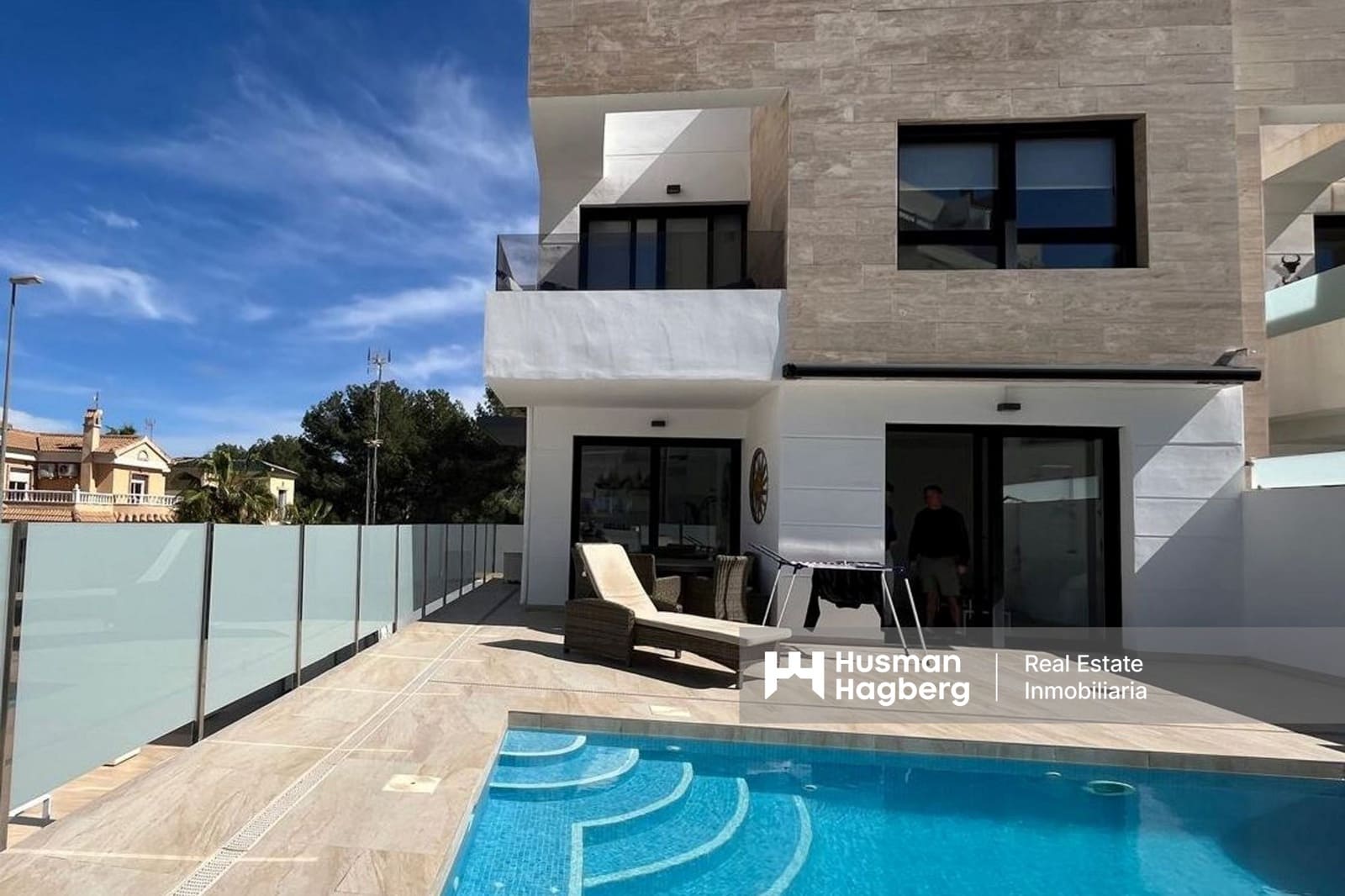 Chalet de 3 habitaciones en Villamartin en venta con piscina - 475.000 € (Ref: 9759406)