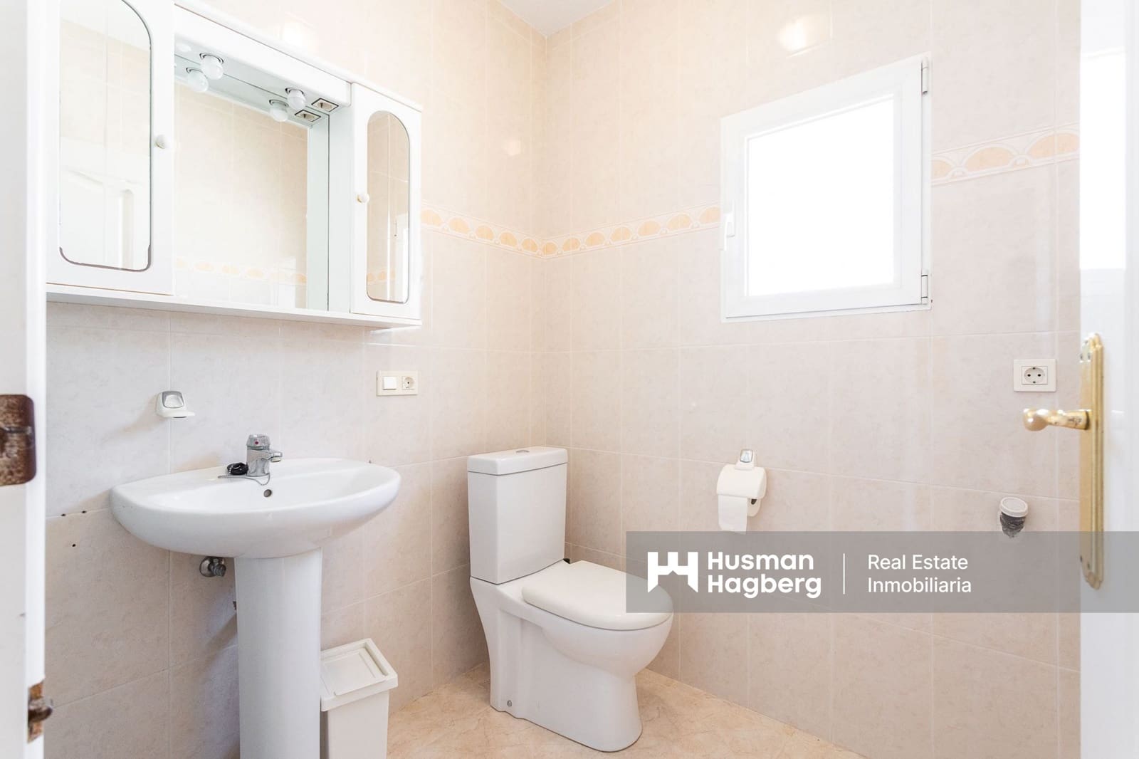 7 bedroom Villa for sale in Villamartin with pool - € 375,000 (Ref: 9759640)