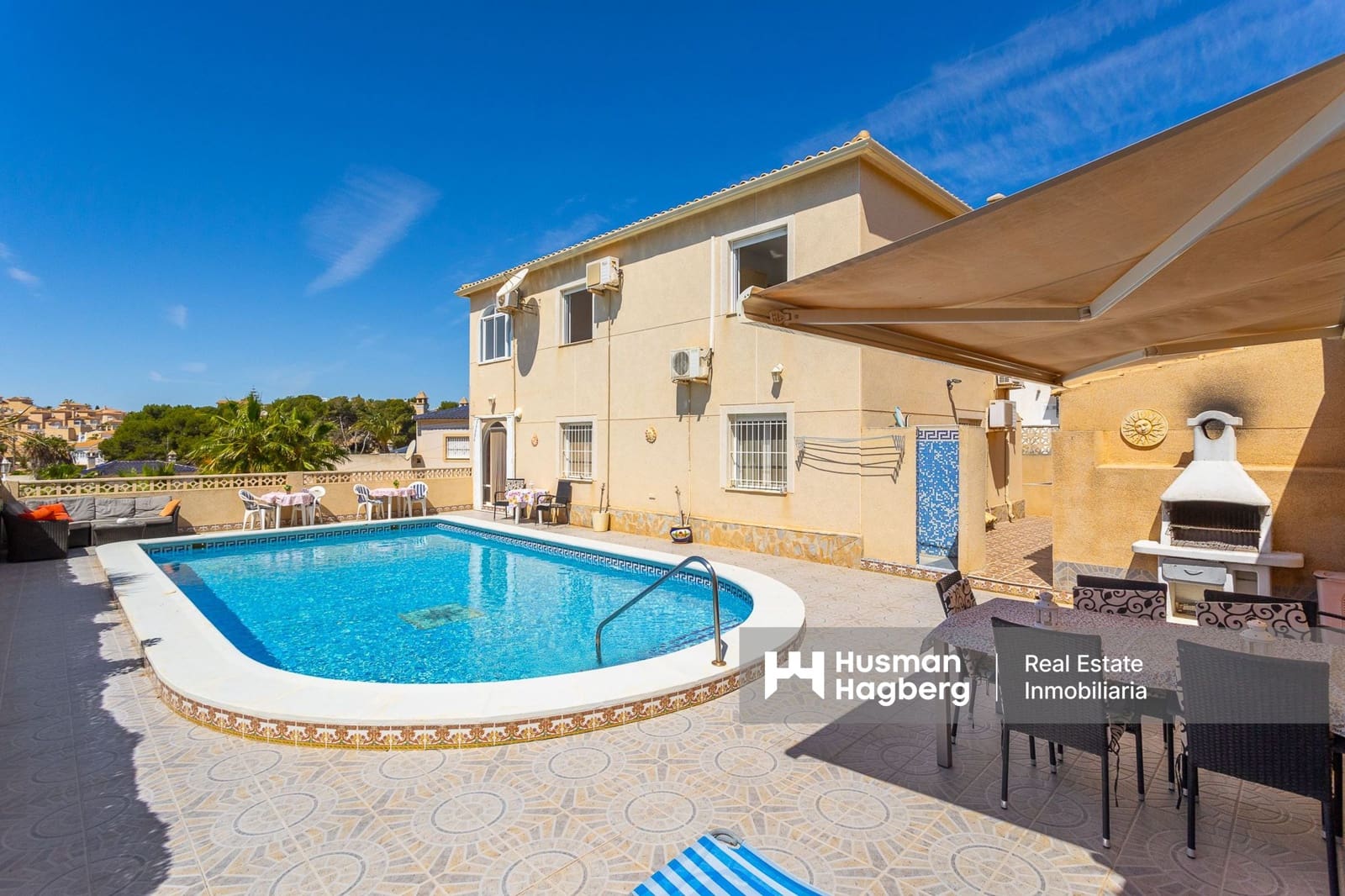 7 bedroom Villa for sale in Villamartin with pool - € 375,000 (Ref: 9759640)