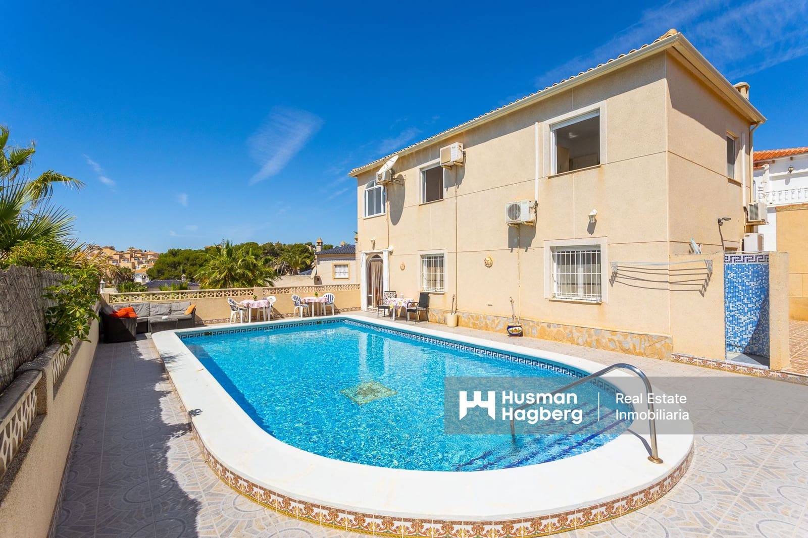 7 bedroom Villa for sale in Villamartin with pool - € 375,000 (Ref: 9759640)