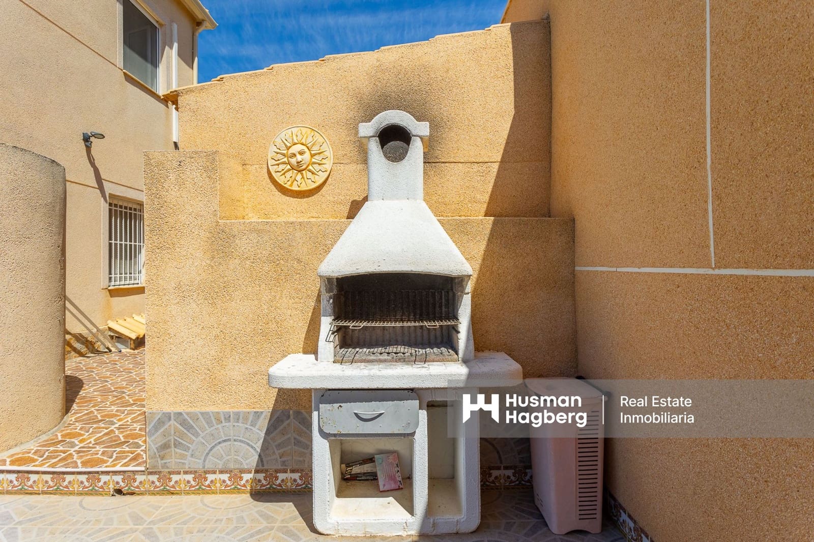 7 bedroom Villa for sale in Villamartin with pool - € 375,000 (Ref: 9759640)