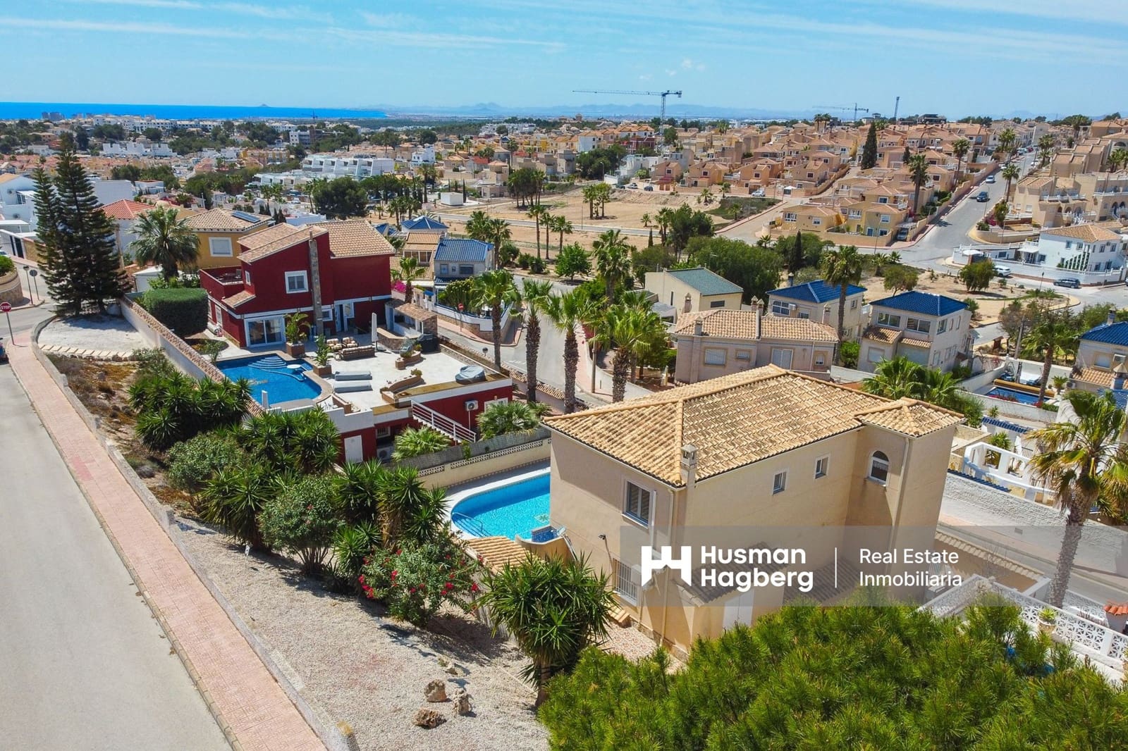 7 bedroom Villa for sale in Villamartin with pool - € 375,000 (Ref: 9759640)