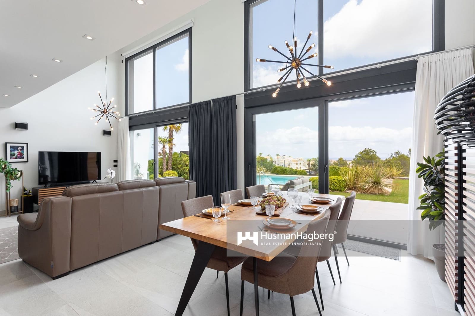 5 bedroom Villa for sale in Villamartin with pool - € 1,295,000 (Ref: 9789573)