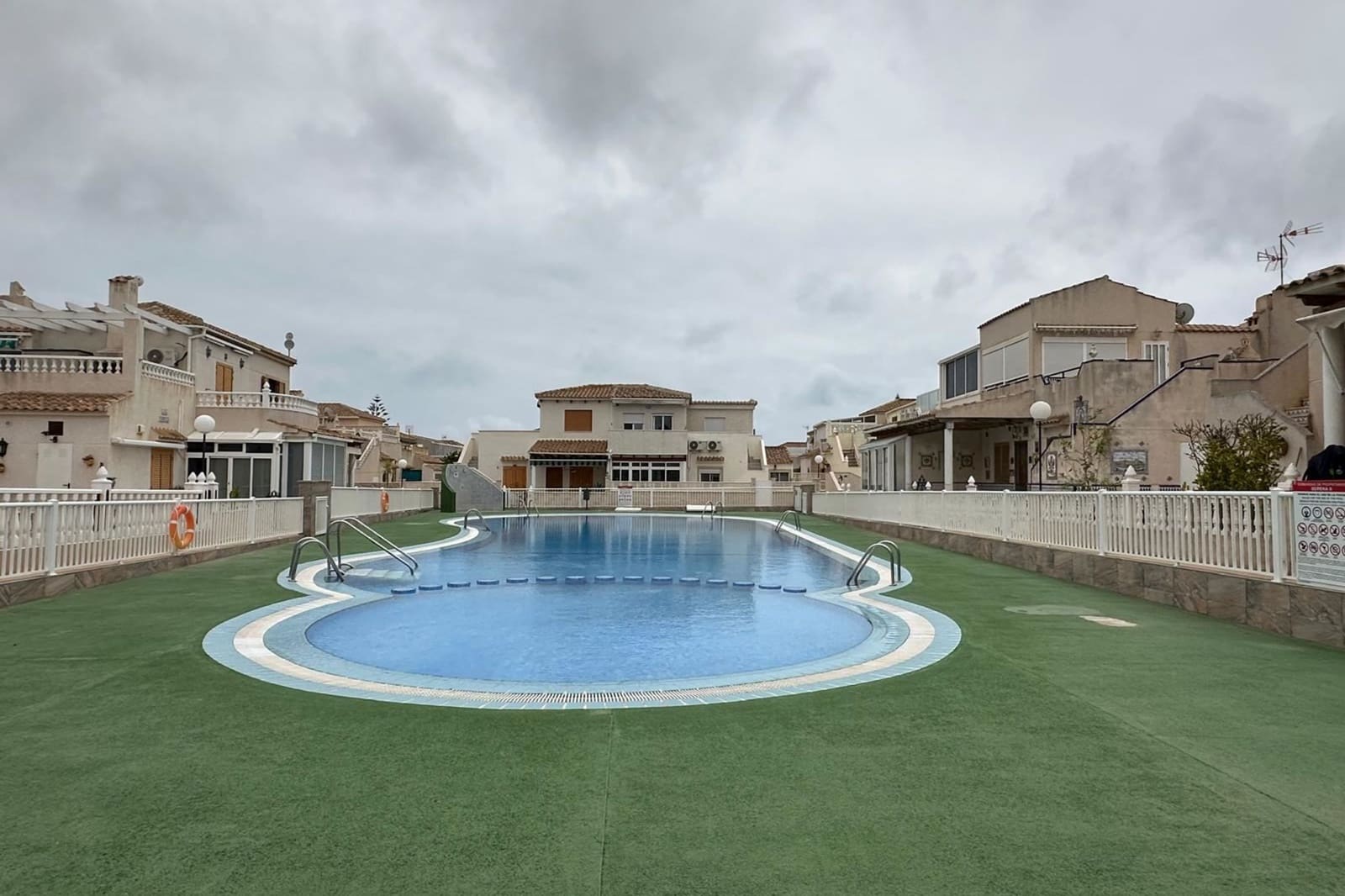 3 soveværelse Byhus til salg i Playa Flamenca med swimmingpool - € 215.000 (Ref: 9809791)