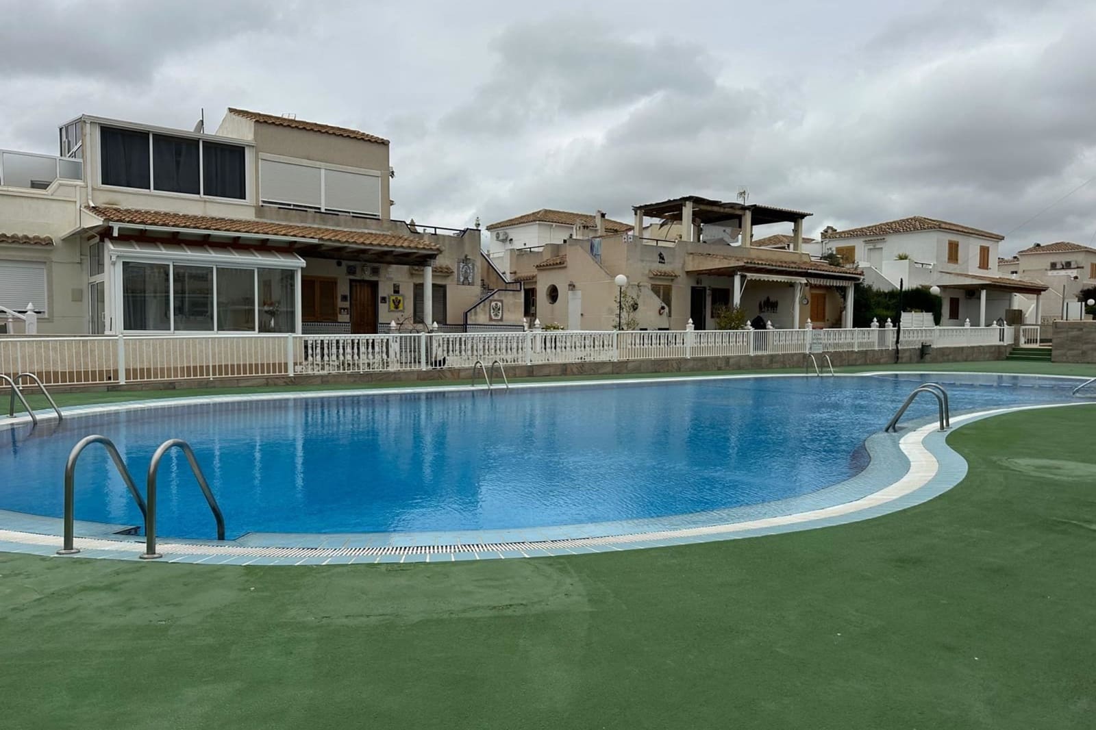 3 soveværelse Byhus til salg i Playa Flamenca med swimmingpool - € 215.000 (Ref: 9809791)