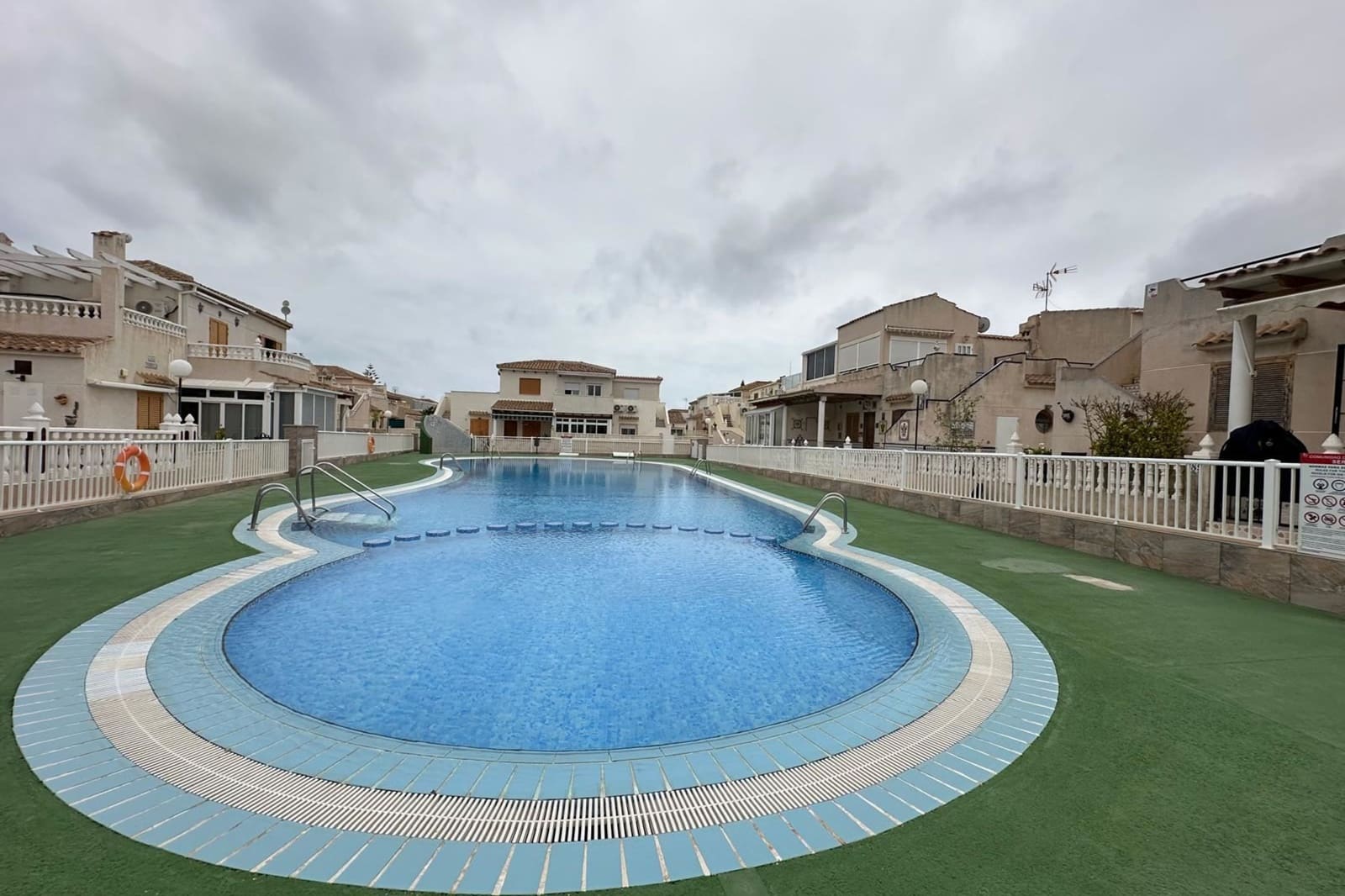 3 soveværelse Byhus til salg i Playa Flamenca med swimmingpool - € 215.000 (Ref: 9809791)