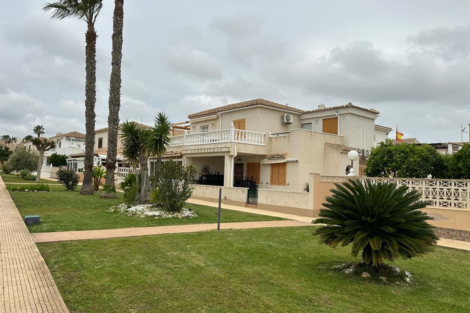 3 soveværelse Byhus til salg i Playa Flamenca med swimmingpool - € 215.000 (Ref: 9809791)