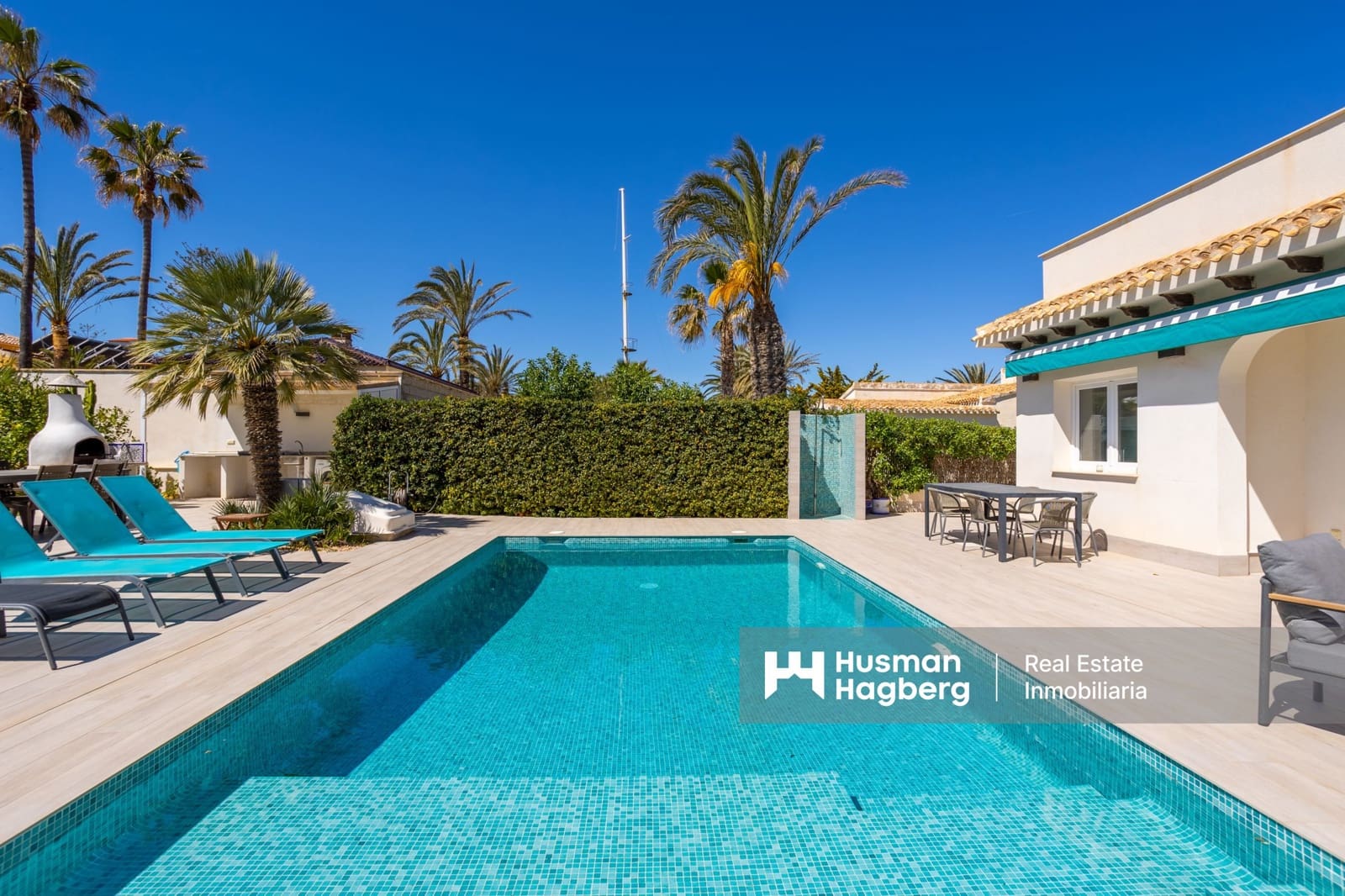 3 soveværelse Villa til salg i Playa Flamenca med swimmingpool - € 940.000 (Ref: 9826797)