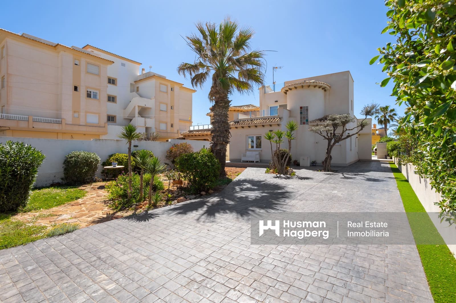 3 soveværelse Villa til salg i Playa Flamenca med swimmingpool - € 940.000 (Ref: 9826797)
