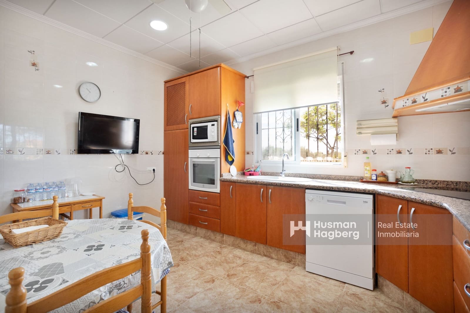 5 bedroom Villa for sale in Alicante / Alacant city with pool - € 280,000 (Ref: 9827331)
