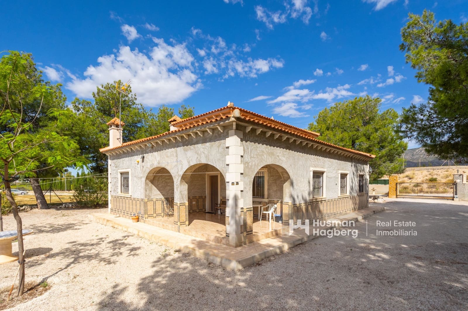 5 bedroom Villa for sale in Alicante / Alacant city with pool - € 280,000 (Ref: 9827331)