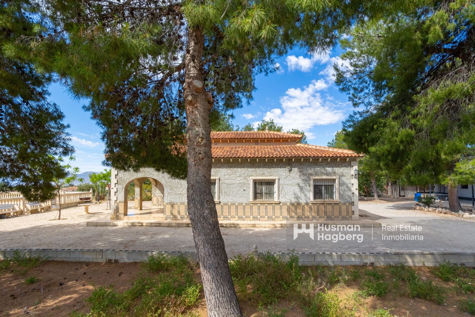 5 bedroom Villa for sale in Alicante / Alacant city with pool - € 280,000 (Ref: 9827331)