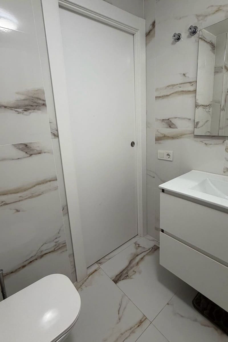 Apartamento de 2 habitaciones en Torrevieja en venta con piscina - 181.000 € (Ref: 9830275)