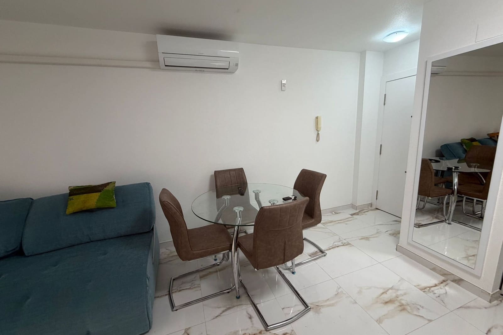 Apartamento de 2 habitaciones en Torrevieja en venta con piscina - 181.000 € (Ref: 9830275)