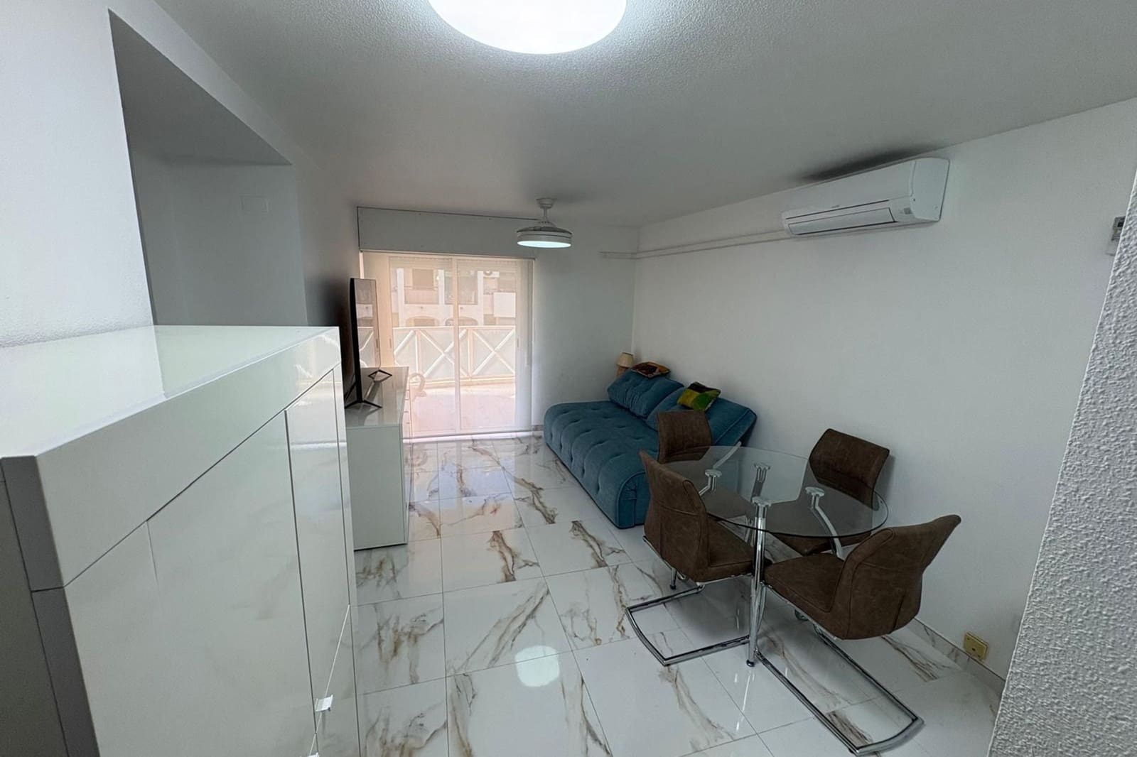 Apartamento de 2 habitaciones en Torrevieja en venta con piscina - 181.000 € (Ref: 9830275)