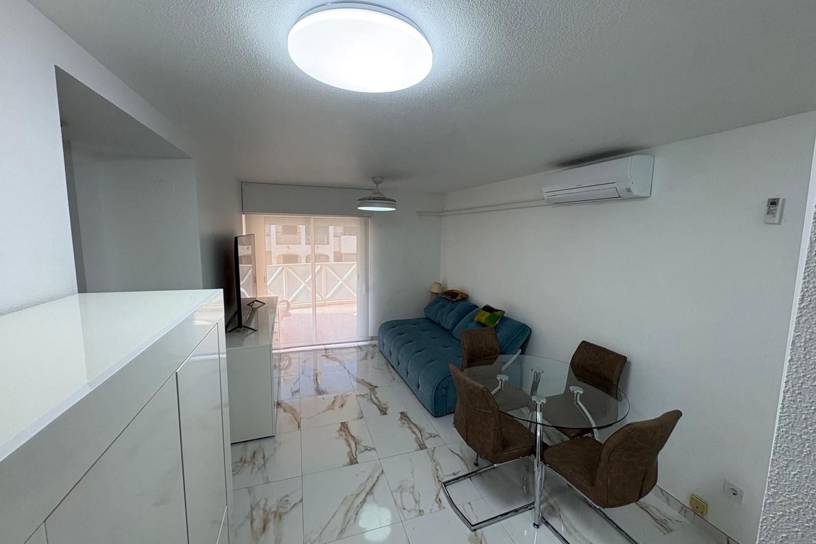 Apartamento de 2 habitaciones en Torrevieja en venta con piscina - 181.000 € (Ref: 9830275)