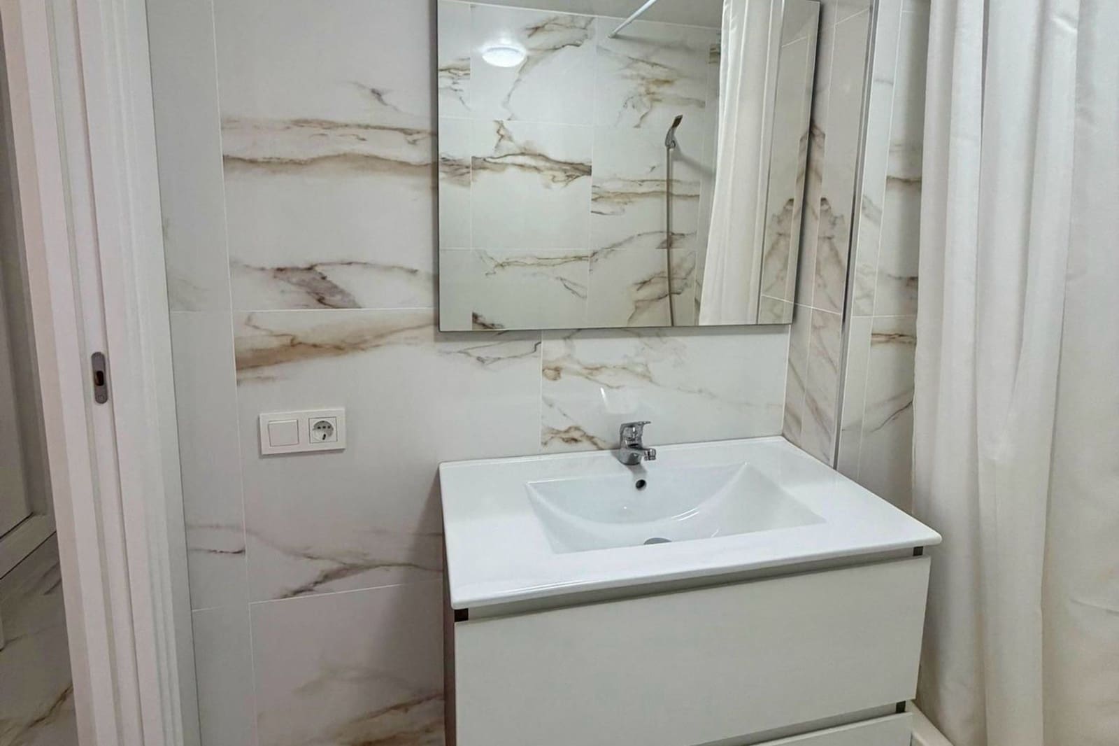 Apartamento de 2 habitaciones en Torrevieja en venta con piscina - 181.000 € (Ref: 9830275)