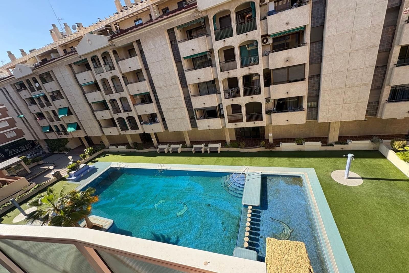 Apartamento de 2 habitaciones en Torrevieja en venta con piscina - 181.000 € (Ref: 9830275)