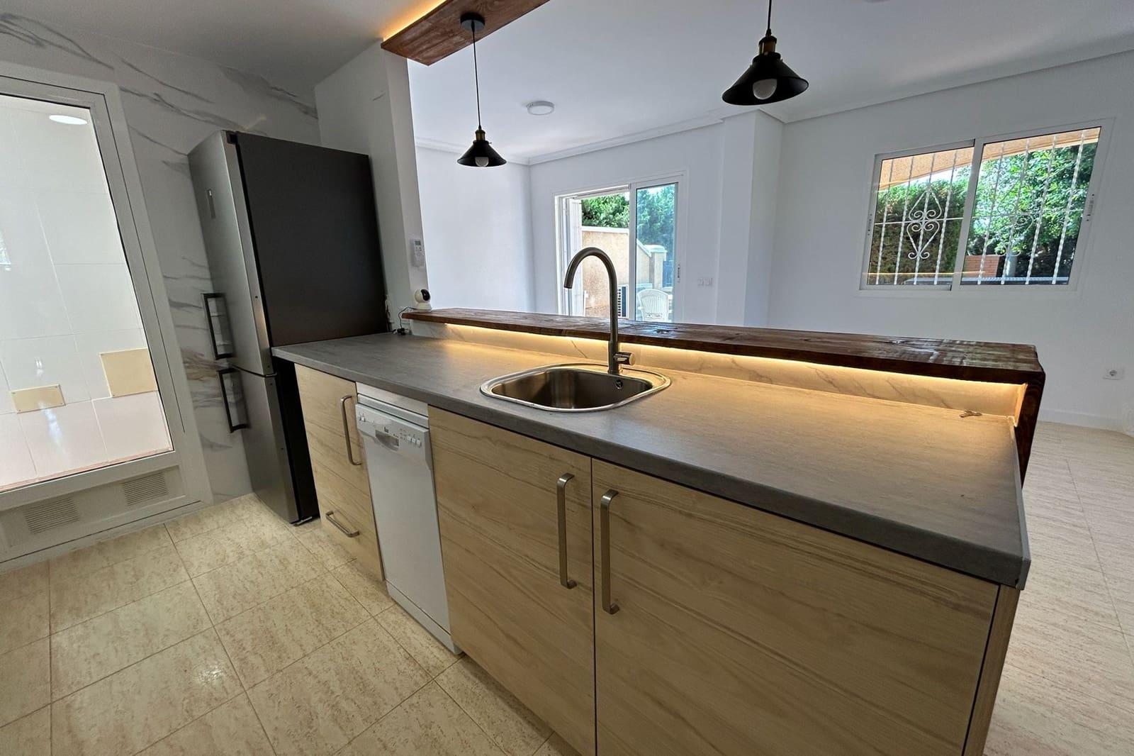 Casa de 3 habitaciones en Pilar de la Horadada en venta con piscina - 299.999 € (Ref: 9895364)