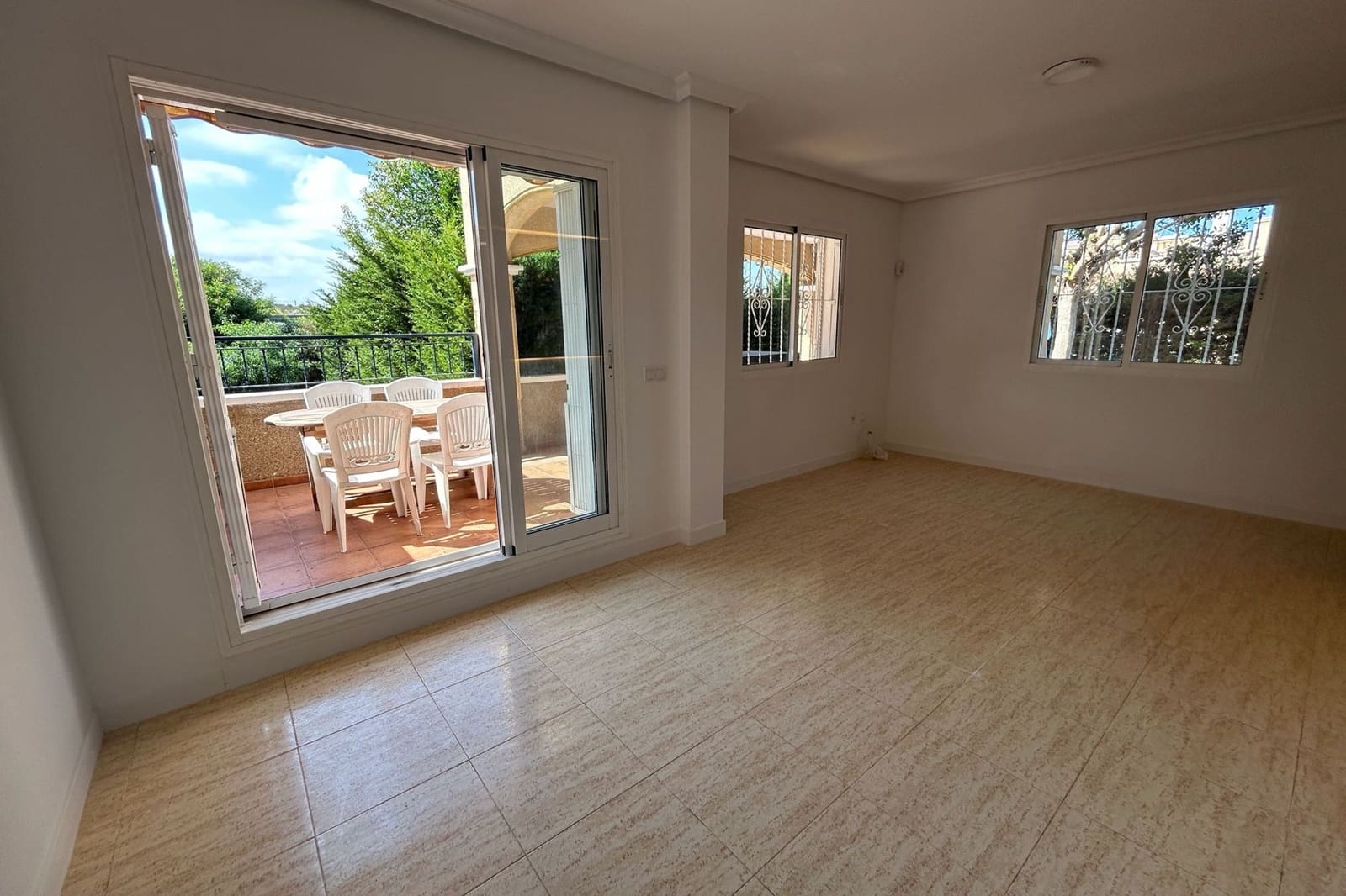 Casa de 3 habitaciones en Pilar de la Horadada en venta con piscina - 299.999 € (Ref: 9895364)