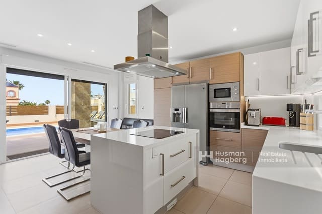 6 quarto Moradia para venda em Aguas Nuevas, Torrevieja com piscina - 795 000 € (Ref: 9900021)