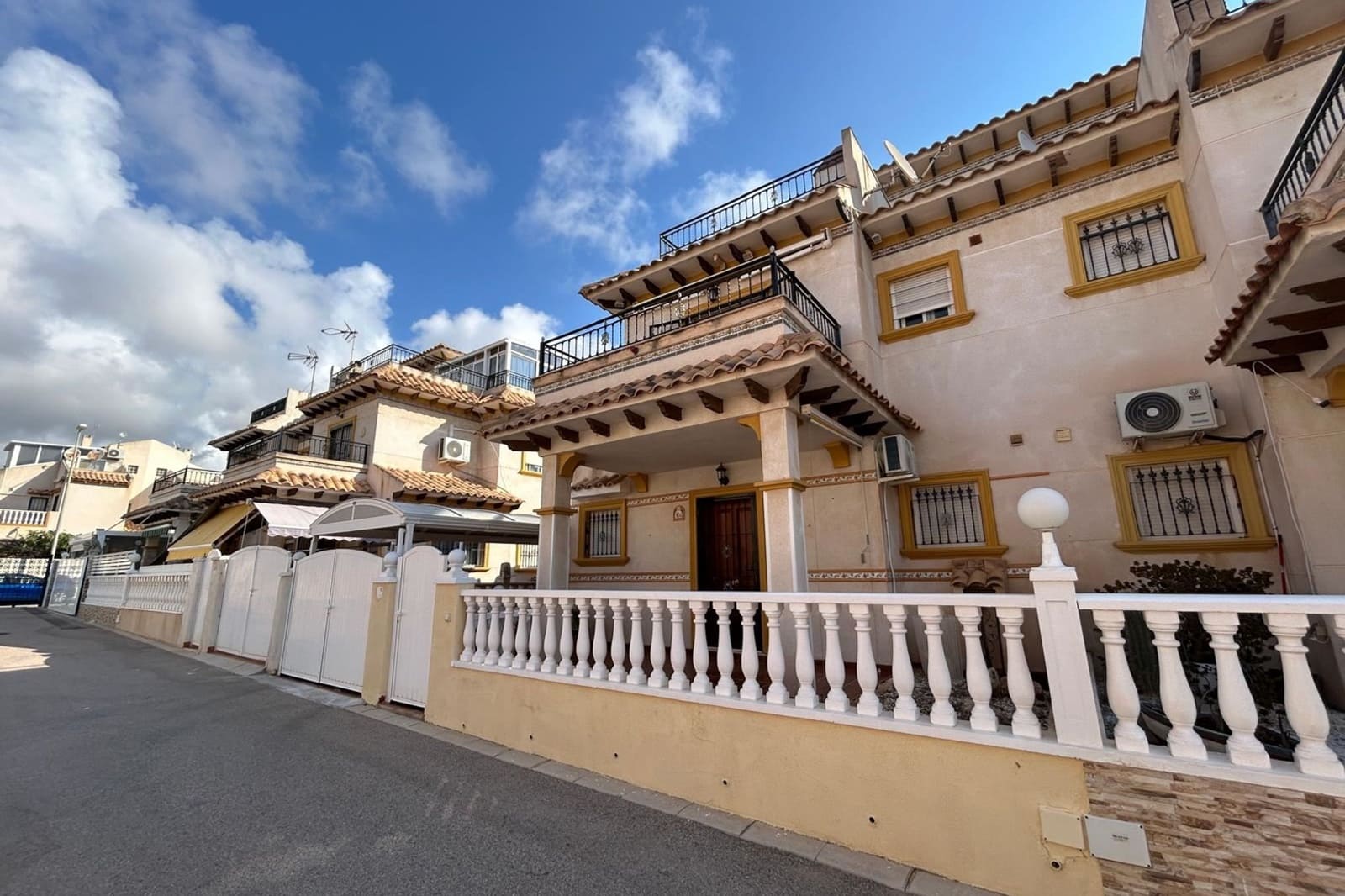 2 makuuhuone Huvila myytävänä paikassa Playa Flamenca mukana uima-altaan - 198 000 € (Ref: 9938988)