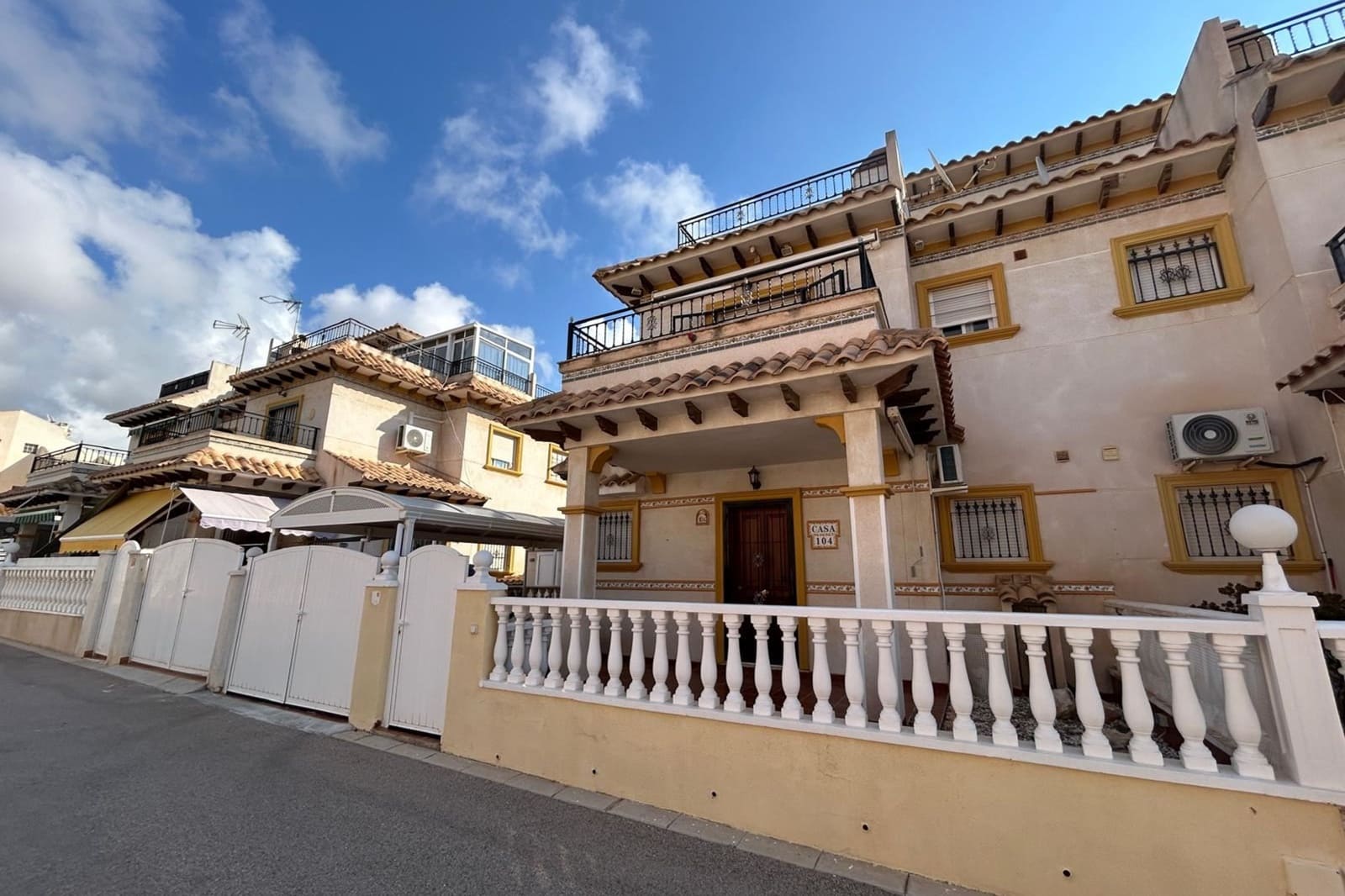 2 makuuhuone Huvila myytävänä paikassa Playa Flamenca mukana uima-altaan - 198 000 € (Ref: 9938988)