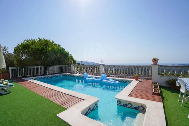 3 makuuhuone Huvila myytävänä paikassa Lloret de Mar mukana uima-altaan 
autotalli - 325 000 € (Ref: 10025665)