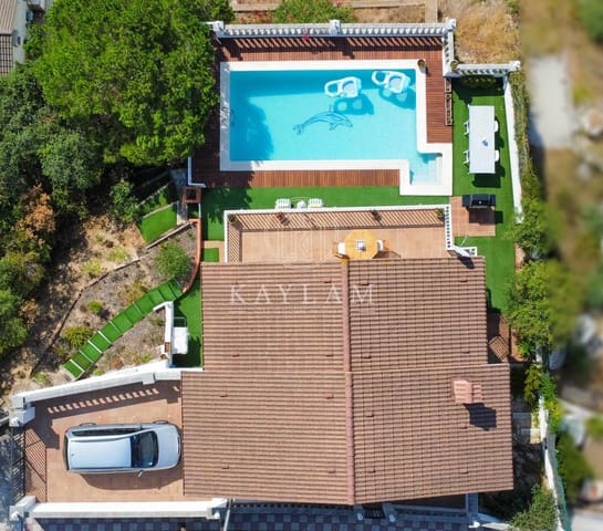 3 makuuhuone Huvila myytävänä paikassa Lloret de Mar mukana uima-altaan 
autotalli - 325 000 € (Ref: 10025665)