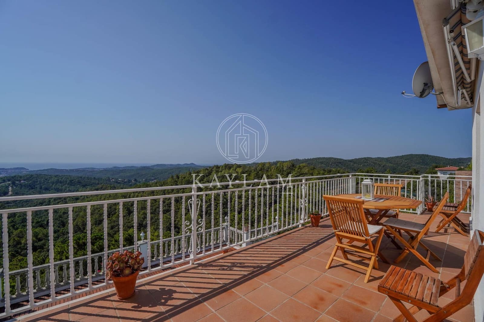 3 makuuhuone Huvila myytävänä paikassa Lloret de Mar mukana uima-altaan 
autotalli - 325 000 € (Ref: 10025665)