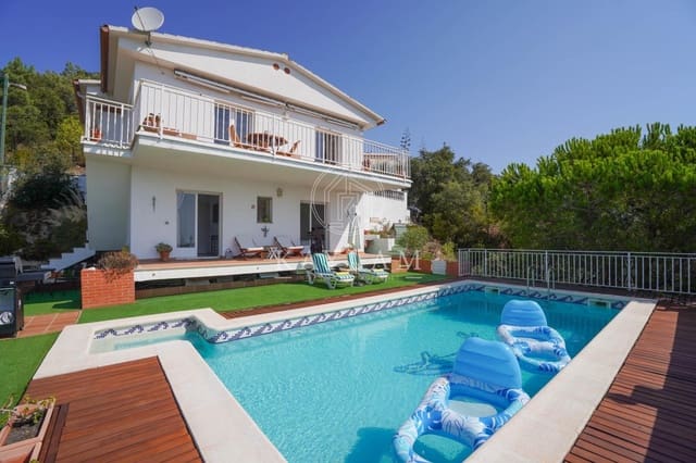 3 makuuhuone Huvila myytävänä paikassa Lloret de Mar mukana uima-altaan 
autotalli - 325 000 € (Ref: 10025665)