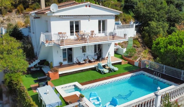 3 makuuhuone Huvila myytävänä paikassa Lloret de Mar mukana uima-altaan 
autotalli - 325 000 € (Ref: 10025665)