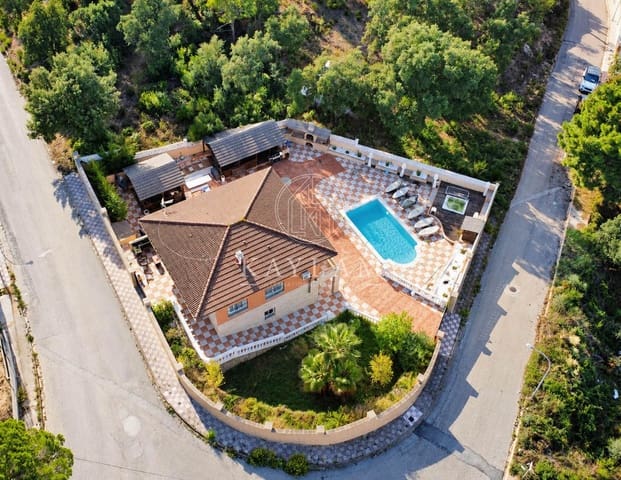 Chalet de 5 habitaciones en Lloret de Mar en venta con piscina garaje - 420.000 € (Ref: 10187133)