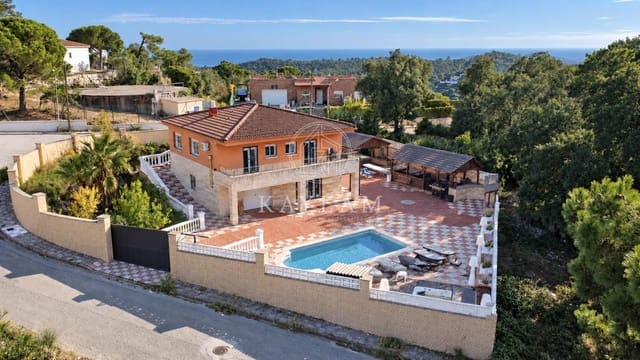 Chalet de 5 habitaciones en Lloret de Mar en venta con piscina garaje - 420.000 € (Ref: 10187133)