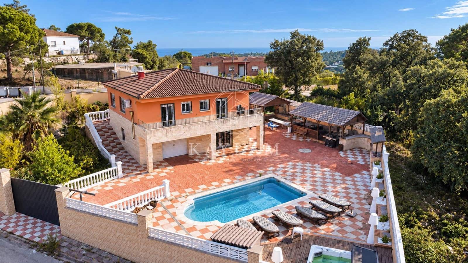 Chalet de 5 habitaciones en Lloret de Mar en venta con piscina garaje - 420.000 € (Ref: 10187133)