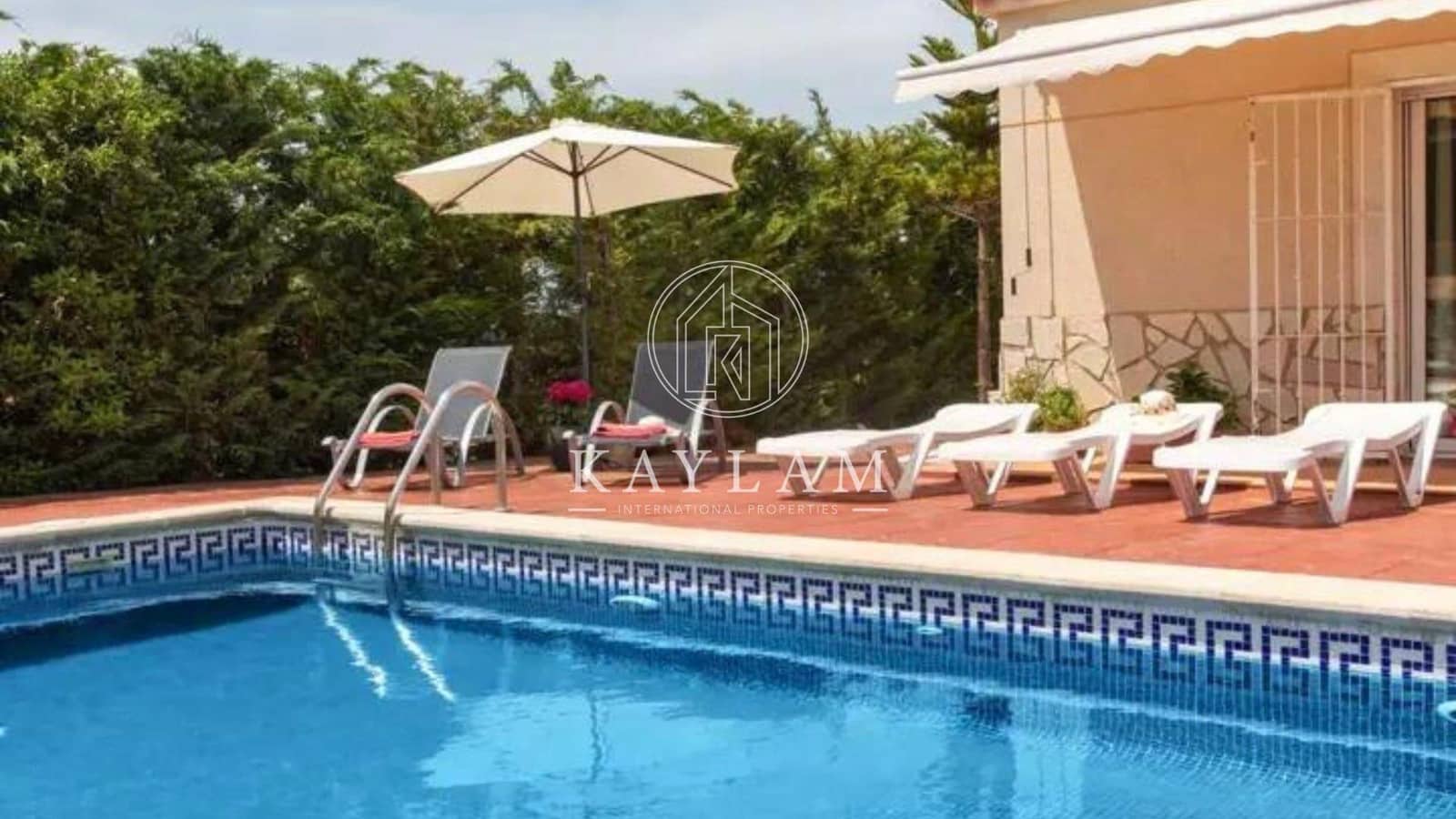 6 soveværelse Villa til salg i Lloret de Mar med swimmingpool - € 450.000 (Ref: 7588787)