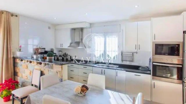 6 soveværelse Villa til salg i Lloret de Mar med swimmingpool - € 450.000 (Ref: 7588787)